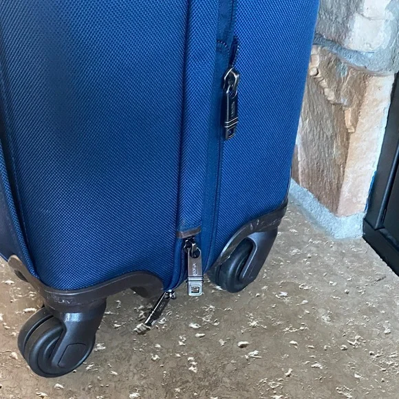 TUMI Carry On Navy Travel Luggage telescopic handle - Picture 9 of 16